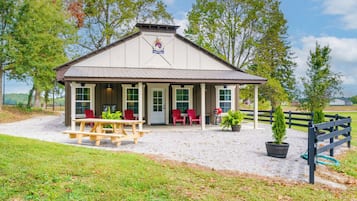 Cottage (2 Bedrooms) | Front of property