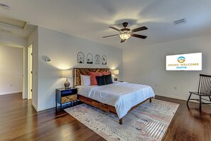 4 bedrooms, iron/ironing board, WiFi, bed sheets - Stylish Remodeled 3 BDR (Austin)