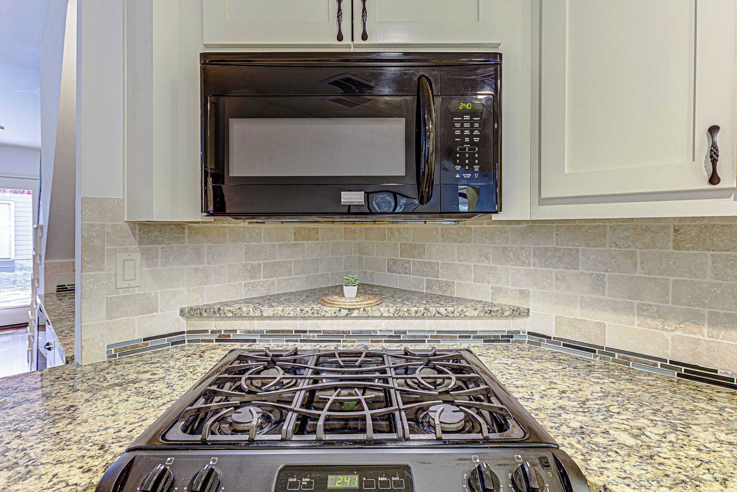 冷蔵庫、電子レンジ、オーブン、コンロ