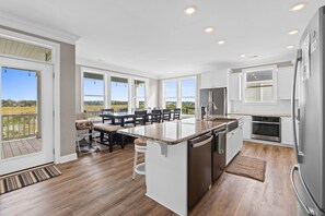 Réfrigérateur, micro-ondes, cafetière/bouilloire