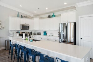 Kühlschrank, Mikrowelle, Wasserkocher mit Kaffee-/Teezubehör