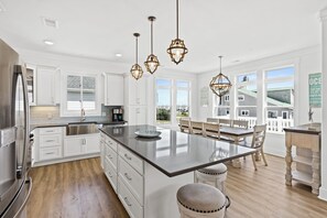 雪櫃、微波爐、焗爐、爐具