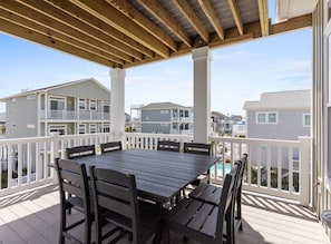 Outdoor dining - Beach Bumming, 5-bedroom home w/ Private pool & Elevator (Ocean Isle Beach)