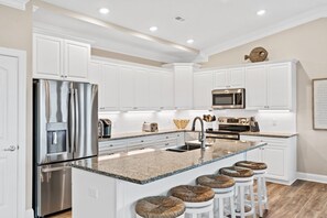 Kühlschrank, Mikrowelle, Wasserkocher mit Kaffee-/Teezubehör