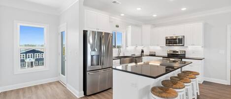 Kühlschrank, Mikrowelle, Wasserkocher mit Kaffee-/Teezubehör