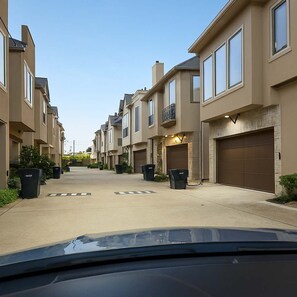 Property grounds - World Cup Exclusive Offer |3BR+Jacuzzi+Pool Table (Houston)