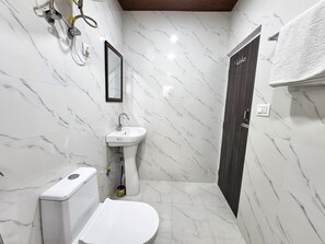 Deluxe Room | Bathroom | Shower, slippers, towels, soap - Royal Cedar Shimla (Shimla)