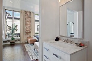 Dusche, Haartrockner, Handtücher, Shampoo