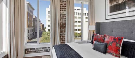 6 chambres, bureau, fer et planche à repasser, lit de bébé portatif
