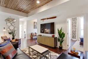 Smart-TV, Bücher, Arbeitsbereiche