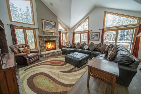 Smart TV, fireplace - Bring the Dogs,  Private hot tub, large deck (Keystone)