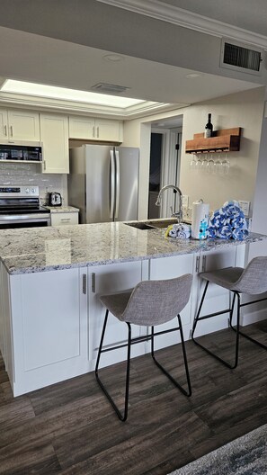 Kjøleskap, mikrobølgeovn, ovn og kokeplater