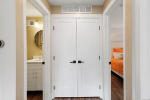 2 عدّة غرف نوم وواي فاي وملاءات أسرّة