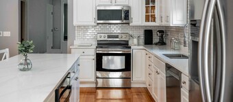 Maplewood Manor – Chic 6 BDR Downtown Walworth