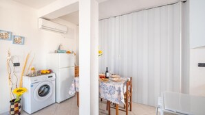 House, 2 Bedrooms, Smoking, Balcony | Dining