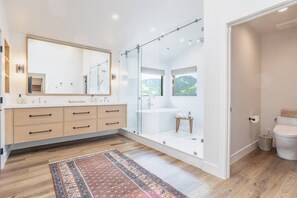 Shower, hair dryer, towels - Luxury Home with Vail Mountain View (Vail)