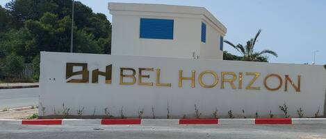 Un bâtiment sur lequel on peut lire, en lettres dorées, l’inscription « BEL HORIZON ».