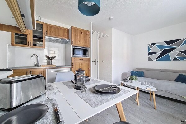 Réfrigérateur, micro-ondes, lave-vaisselle, cafetière/bouilloire