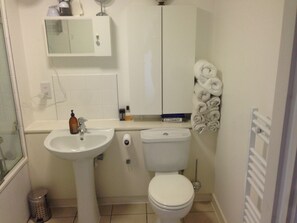 Serviettes fournies, savon, papier de toilette