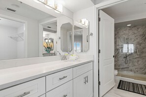 Shower, hair dryer, towels - Beachfront 4br/3ba condo on the 9th floor with free beach chairs included! (Panama City Beach)