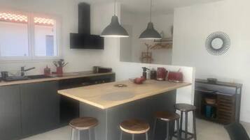 Frigorífico, microondas, horno y placa de cocina