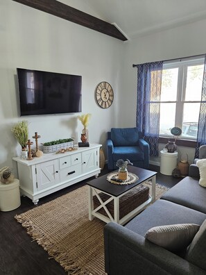 Living area - Country charm and modern finishes with beautiful open living and dining areas (Fostoria)