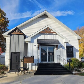Exterior - Country charm and modern finishes with beautiful open living and dining areas (Fostoria)