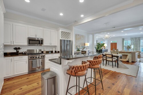 Luxurious Home w/ Pool, Parking, Steps to River Street by Lucky Savannah