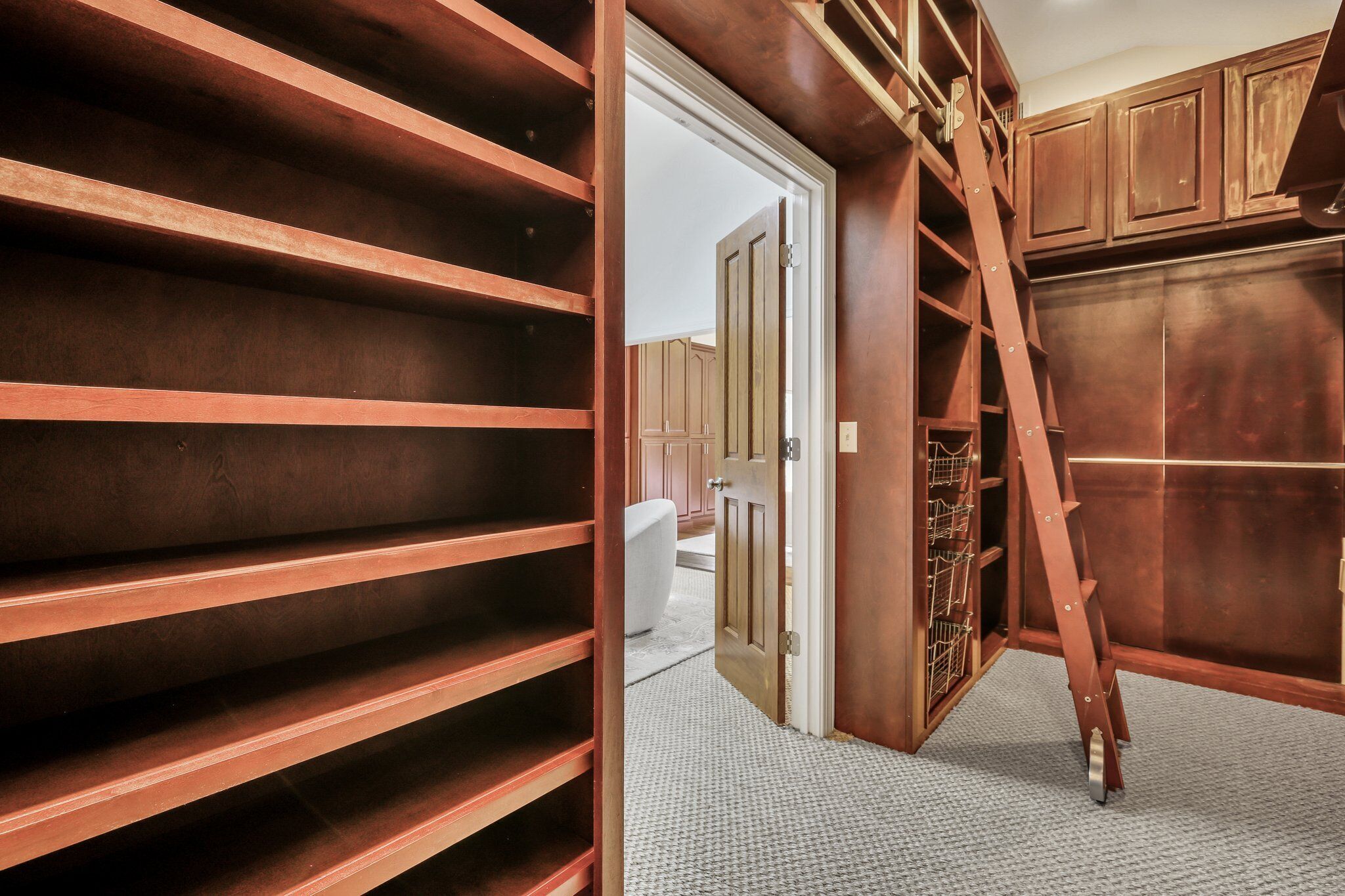 Een houten kast met planken en een ladder.