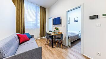 Familieleilighet, 1 soverom, bakgårdsutsikt | Blendingsgardiner, strykejern/-brett, wi-fi (inkludert) og sengetøy