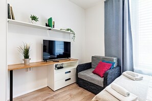 Studio – deluxe | Oppholdsområde | Flatskjerm-TV