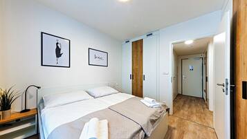 Leilighet – city, 2 soverom, byutsikt | Blendingsgardiner, strykejern/-brett, wi-fi (inkludert) og sengetøy