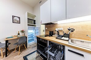 Luxury Studio | Private kitchen | Full-size fridge, microwave, oven, stovetop - MamaStay Andel apartments (Prague)