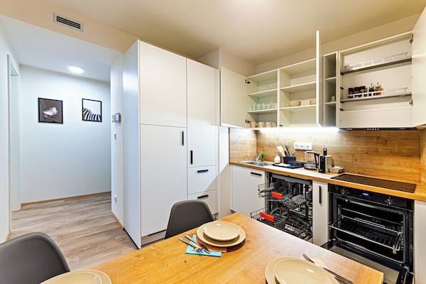 Apartamento urbano, 2 quartos, vista para a cidade | Cozinha privada | Geladeira grande, micro-ondas, fogão, cooktop