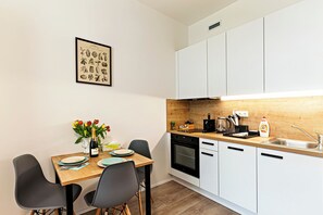 Deluxe Studio | In-room dining - MamaStay Andel apartments (Prague)