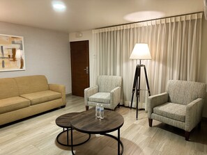 Suite | Sala d'estar | Televisor LED de 43 polzades amb canals per satèl·lit 