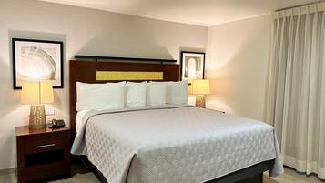 Suite | Escritorio, espacio para trabajar con laptop y cortinas blackout