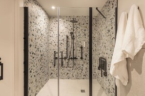 Stúdíóíbúð | Baðherbergi | Sturta, hárblásari, handklæði, sápa