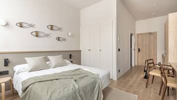 Studio | In-room safe, laptop workspace, iron/ironing board