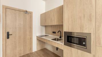 Studio | Privékeuken | Een koelkast, een microgolfoven, een kookplaat, een vaatwasser
