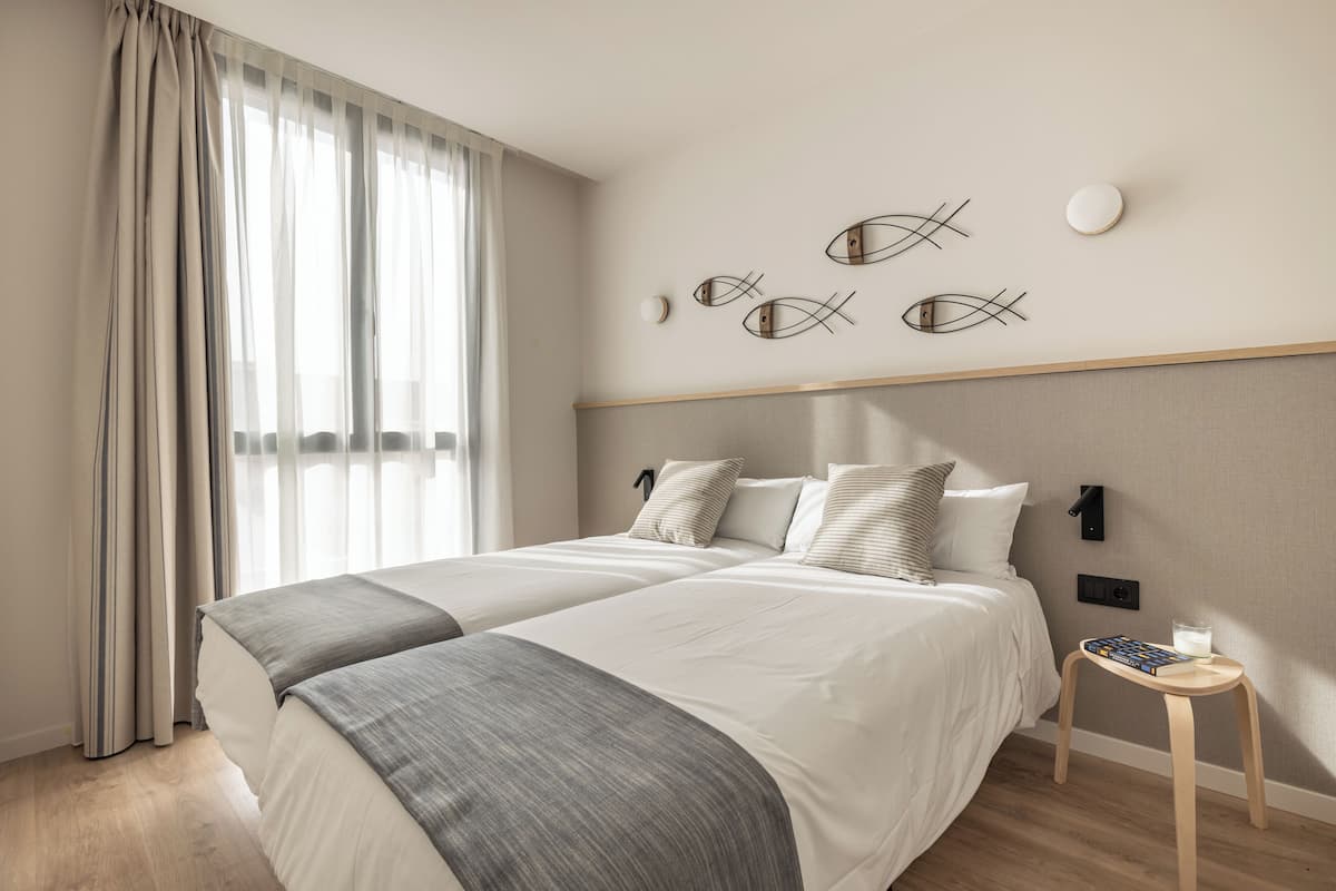 In-room safe, laptop workspace, iron/ironing board