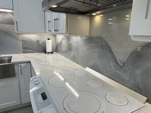 Kylskåp, mikrovågsugn, ugn och spishäll