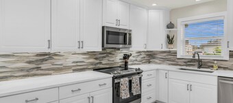 New Listing! Stunning 4 Bed I Heated Pool/Hot Tub