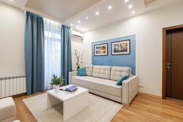 Departamento Deluxe, vista a la ciudad | Área de sala de estar | Televisión LCD de 40 pulgadas con canales por cable