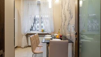 Apartamento luxo, vista para a cidade | Cozinha privada | Chaleira elétrica