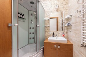 Shower, hair dryer, towels, soap - Bright apartments in the center of Minsk (Minsk)