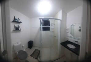 تجهيزات دش، مناشف، صابون، ورق حمّام