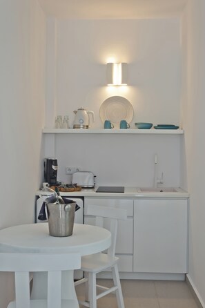 Deluxe Suite with Sea View and Private Pool | Private kitchen