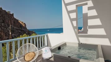 Deluxe Suite with Sea View and Outdoor Jacuzzi | Balcony view