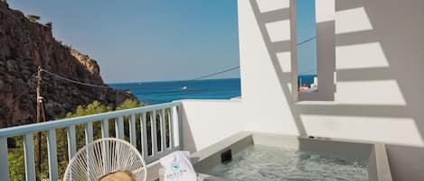 Deluxe Suite with Sea View and Outdoor Jacuzzi | Balcony view